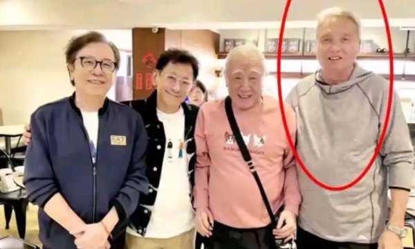 领域国际 老戏骨秦祥林现状：定居美国，已成房地产富商，俩儿子高大帅气