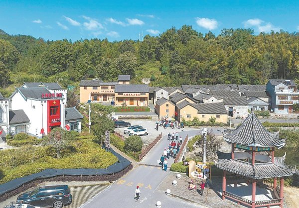 嗨牛股票 青山“明珠” 游人如织